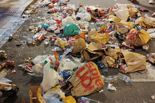La Otra Cara de la Procesión Magna: Fe y Basura en las Calles de Sevilla
