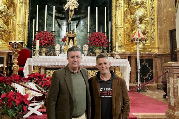 Alejandro Sanz visita la Hermandad del Cachorro y firma en el Libro de Honor