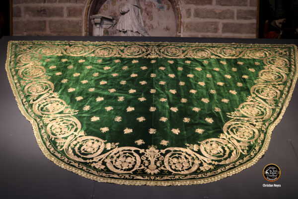 El Manto Verde de la Virgen de los Reyes Resplandece de Nuevo en Sevilla