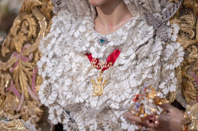 Detalle Besamanos Virgen del Rocio