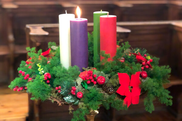 Corona de Adviento con velas encendidas