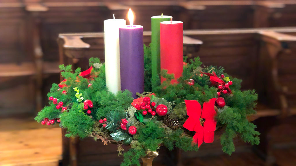 Corona de Adviento con velas encendidas
