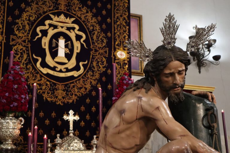 Emotivo Besamanos al Cristo de la Púrpura en Las Cigarreras