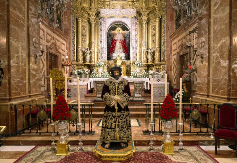 La Hermandad de la Macarena Celebra el Besamanos del Señor de la Sentencia en el Primer Viernes de Febrero