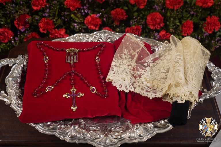 Bendecidos un Tocado y un Rosario de Oro para la Virgen de las Mercedes Coronada de Santa Genoveva