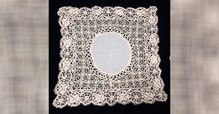 La Hermandad de la Sed Recibe la Donación de un Pañuelo de Encaje Maltés del Siglo XIX