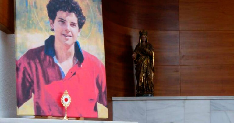 La Parroquia del Santísimo Cristo del Perdón Recibe una Reliquia de San Carlo Acutis