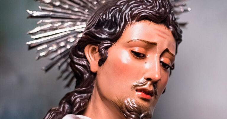 La Agrupación Desamparados Santo Ángel Presenta la Nueva Imagen de San Juan Evangelista