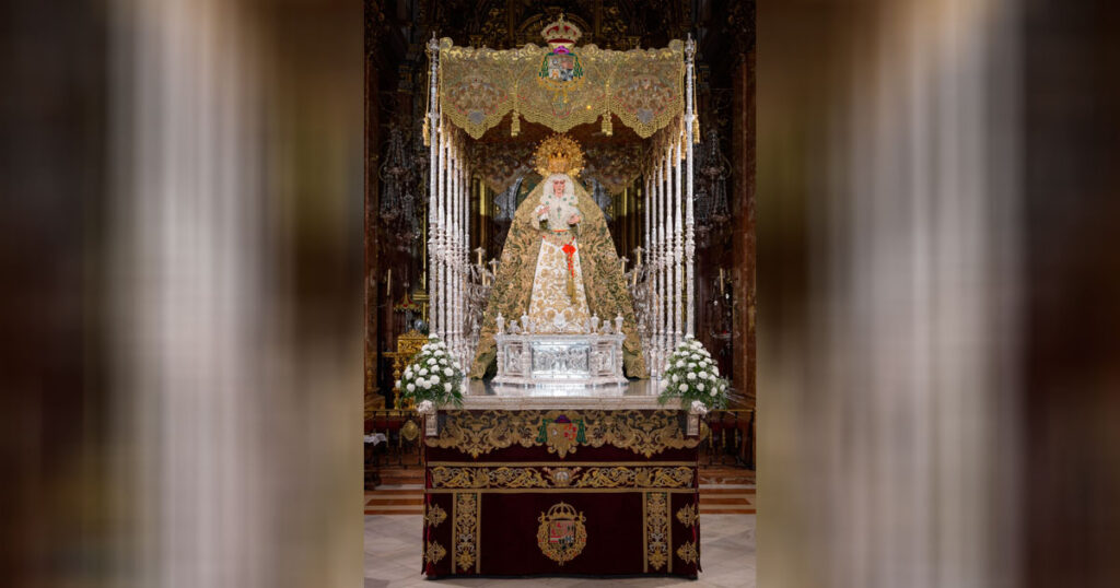 La Virgen de la Esperanza Macarena en su paso de palio