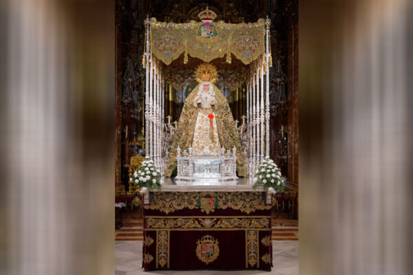 La Virgen de la Esperanza Macarena en su paso de palio