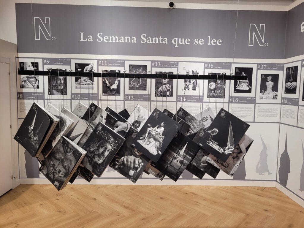 Exposición retrospectiva V aniversario de la revista Nazarenos en el Corte Inglés de Sevilla, destacando fotografía y arte cofrade