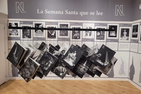 Exposición retrospectiva V aniversario de la revista Nazarenos en el Corte Inglés de Sevilla, destacando fotografía y arte cofrade