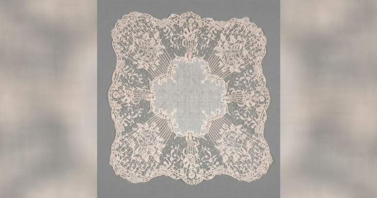 La Banda de las Nieves Dona un Pañuelo de Encaje al Ajuar de la Virgen de los Dolores del Cerro