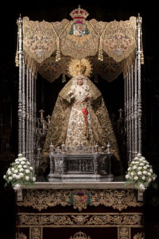 la Esperanza Macarena en su paso de palio (2)