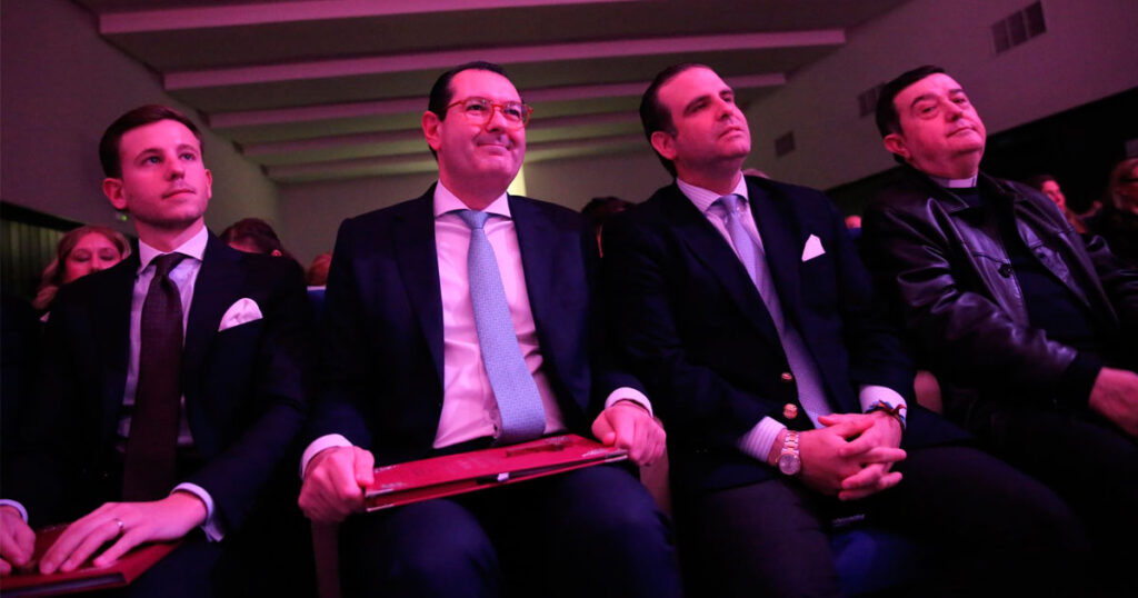 La Hermandad de la Sed celebra el XLI Anuncio de la Semana Santa en Nervión con un pregón pronunciado por Daniel Pastor y Enrique Guevara en el Colegio Sagrado Corazón.