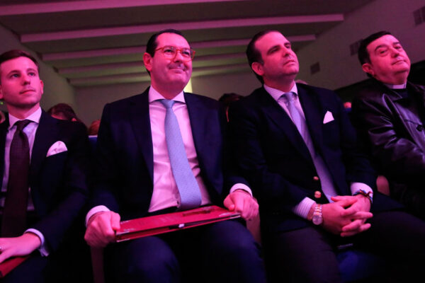 La Hermandad de la Sed celebra el XLI Anuncio de la Semana Santa en Nervión con un pregón pronunciado por Daniel Pastor y Enrique Guevara en el Colegio Sagrado Corazón.