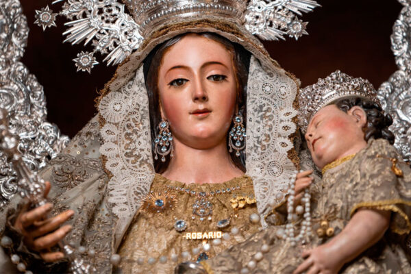 virgen del rosario de la macarena