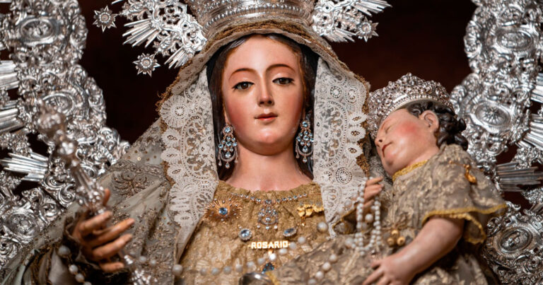 La Virgen del Rosario de la Macarena Luce Nuevo Atavío tras un Leve Incidente Durante el Cambio de Vestimenta
