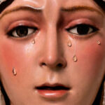 Macarena vestida de blanco por Pascua