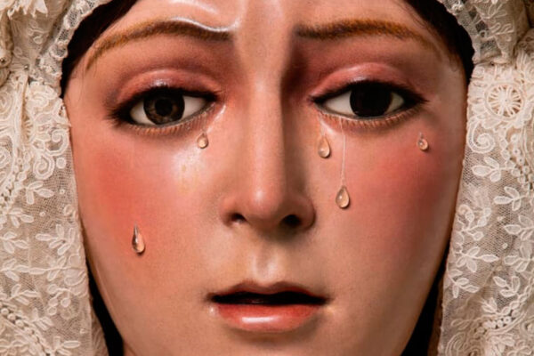 Macarena vestida de blanco por Pascua