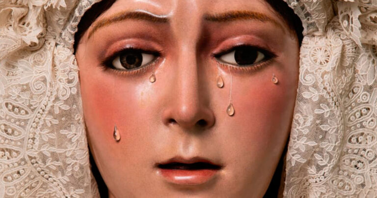 La Esperanza Macarena Amanece Vestida de Blanco por el Tiempo de Pascua