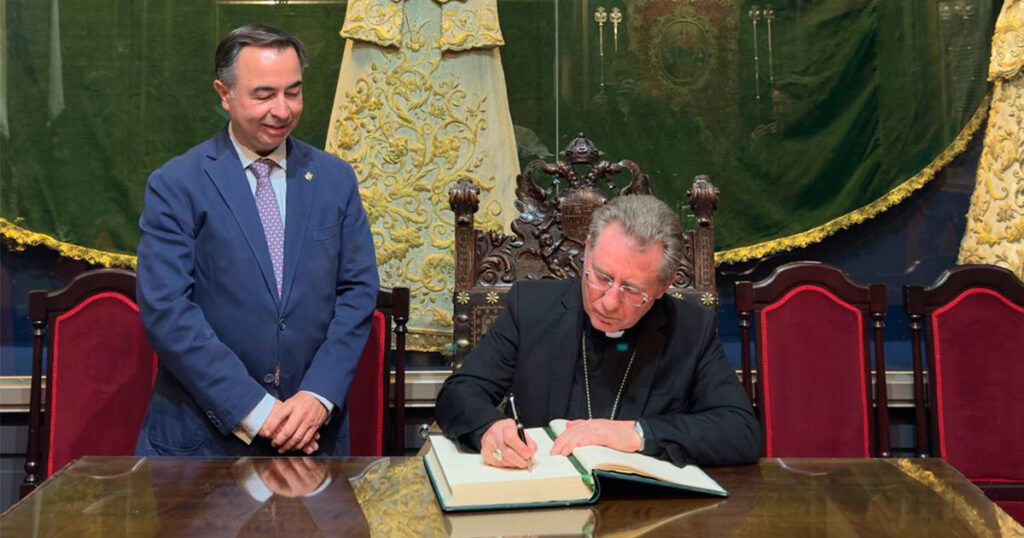 Representantes de la Santa Sede y de la Orden Franciscana durante su visita institucional a la Hermandad de la Macarena
