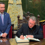 Representantes de la Santa Sede y de la Orden Franciscana durante su visita institucional a la Hermandad de la Macarena