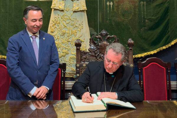 Representantes de la Santa Sede y de la Orden Franciscana durante su visita institucional a la Hermandad de la Macarena