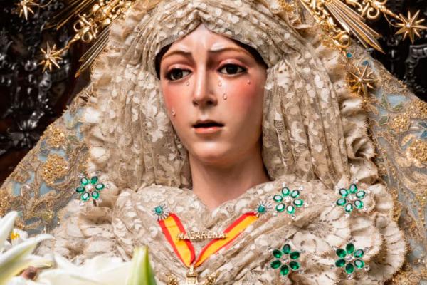 La Virgen de la Esperanza Macarena vestida con el manto de tisú celeste de la Coronación Canónica durante la Solemne Función conmemorativa del 62º aniversario de su Coronación.