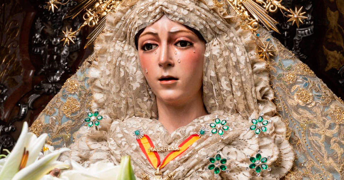 La Virgen de la Esperanza Macarena vestida con el manto de tisú celeste de la Coronación Canónica durante la Solemne Función conmemorativa del 62º aniversario de su Coronación.