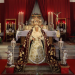 Nuestra Señora de los Desamparados durante el besamanos celebrado en la parroquia de Parque Alcosa de Sevilla.