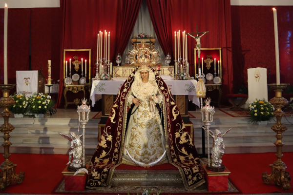 Nuestra Señora de los Desamparados durante el besamanos celebrado en la parroquia de Parque Alcosa de Sevilla.