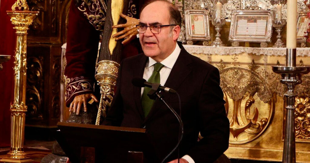 Carlos López Bravo durante la presentación de su candidatura al Consejo de Hermandades hablando sobre la Carrera Oficial de Sevilla.