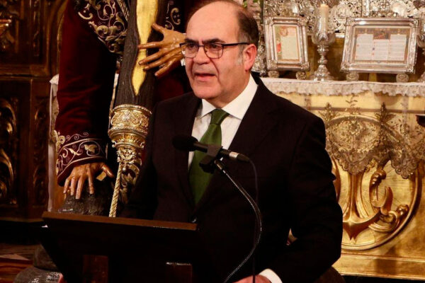 Carlos López Bravo durante la presentación de su candidatura al Consejo de Hermandades hablando sobre la Carrera Oficial de Sevilla.