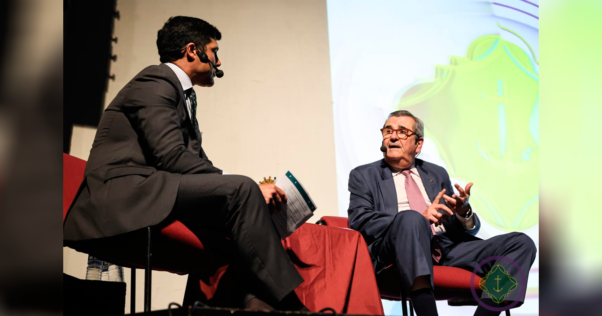 Feliciano Fernández durante la presentación de su candidatura a hermano mayor de la Esperanza de Triana en Salesianos de Triana.
