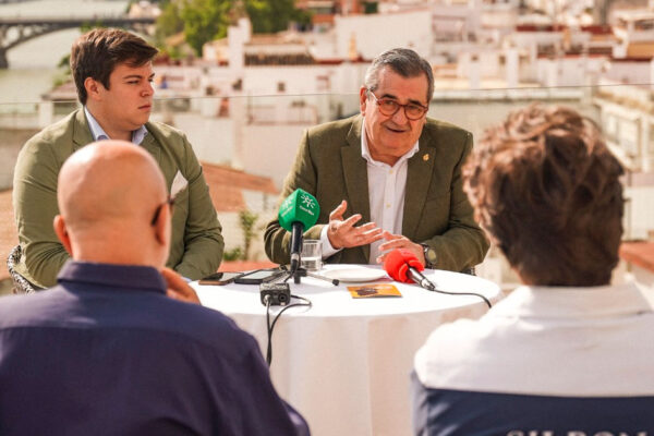 Feliciano Fernández durante la presentación de su candidatura a hermano mayor de la Esperanza de Triana ante los medios de comunicación