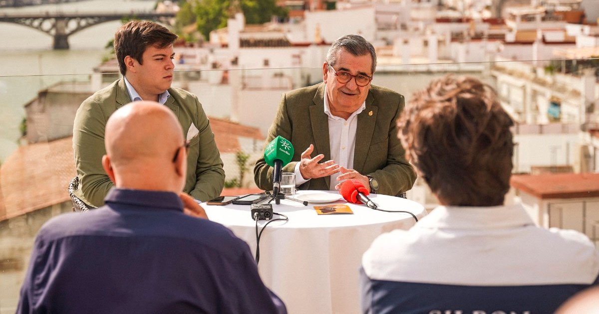 Feliciano Fernández durante la presentación de su candidatura a hermano mayor de la Esperanza de Triana ante los medios de comunicación
