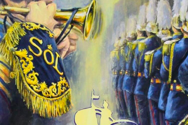 Cartel conmemorativo del 50 aniversario de la Banda de Cornetas y Tambores Nuestra Señora del Sol con músicos desfilando y un tambor reflejando la Giralda de Sevilla.