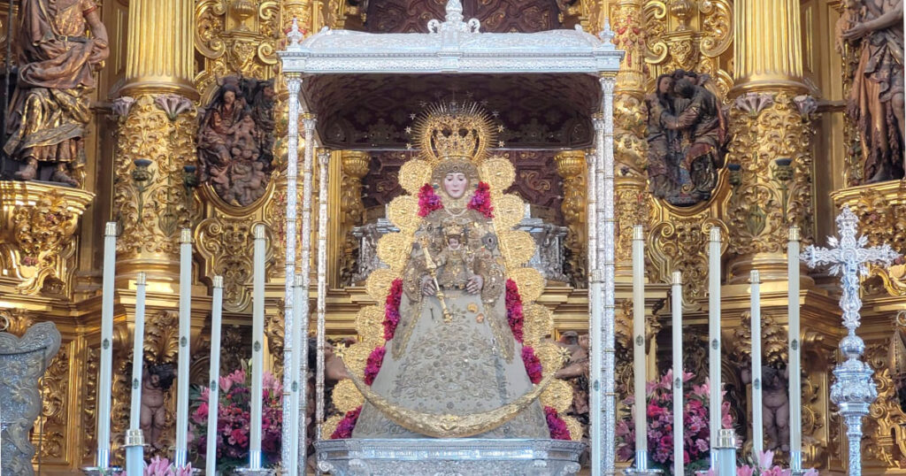La Virgen del Rocío durante la procesión del Lunes de Pentecostés entre miles de peregrinos y hermandades rocieras en la aldea de El Rocío.