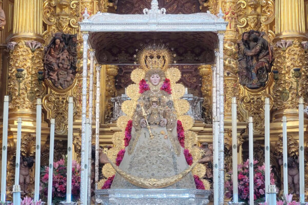 La Virgen del Rocío durante la procesión del Lunes de Pentecostés entre miles de peregrinos y hermandades rocieras en la aldea de El Rocío.