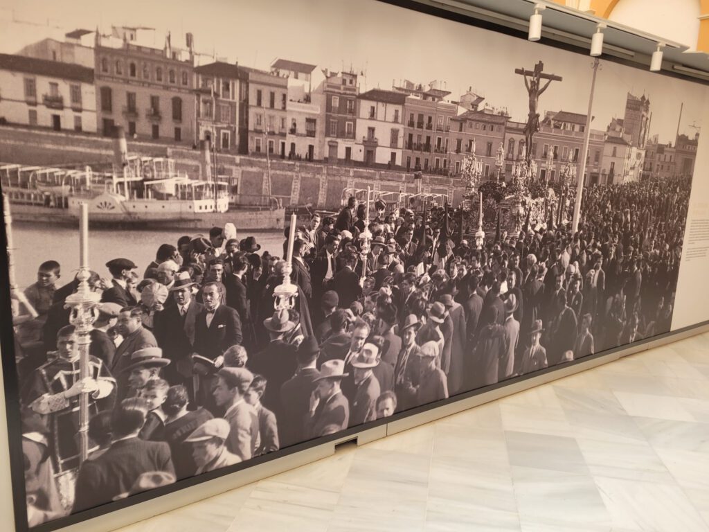 Descubre la exposición ROMAE FVGIT de la Hermandad del Cachorro en el Ayuntamiento de Sevilla. Fechas, horarios y galería fotográfica de Benito Álvarez.