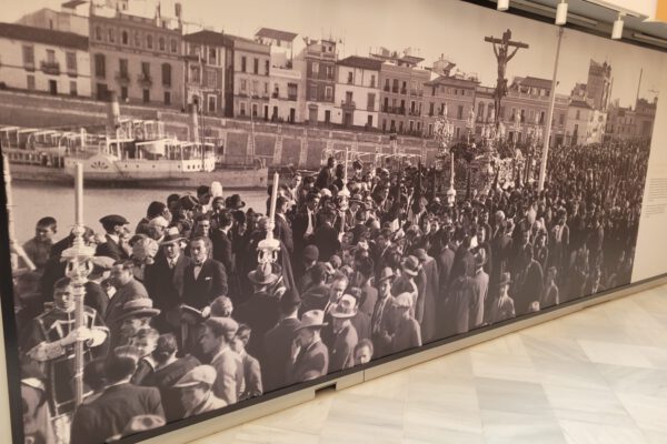 Descubre la exposición ROMAE FVGIT de la Hermandad del Cachorro en el Ayuntamiento de Sevilla. Fechas, horarios y galería fotográfica de Benito Álvarez.