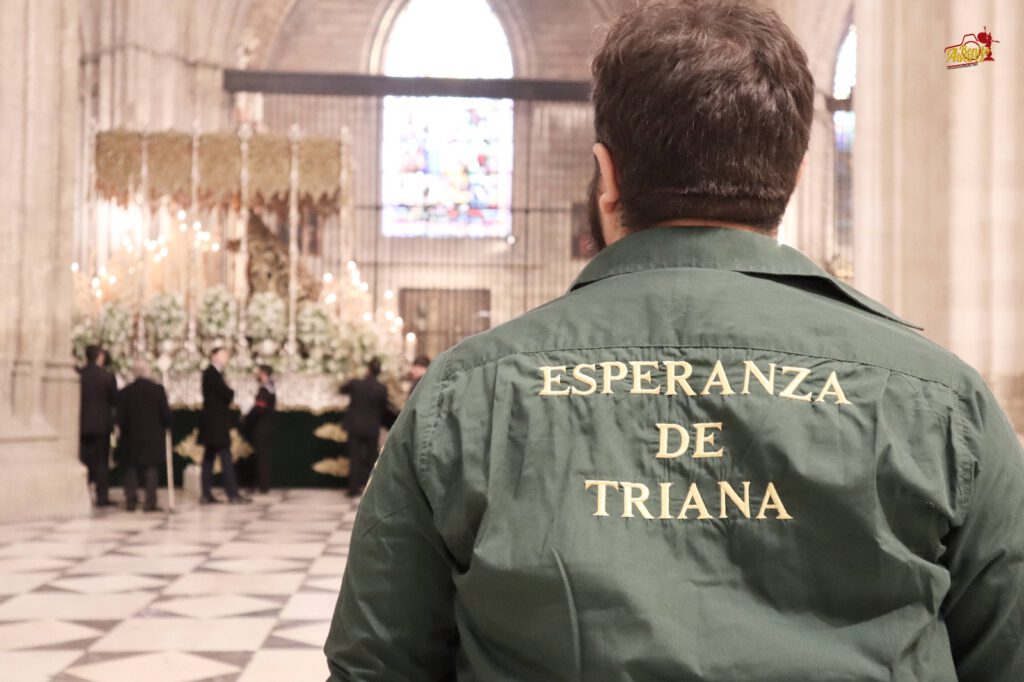 Costaleros de la Esperanza de Triana durante una salida procesional de la Madrugá sevillana.