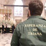 Costaleros de la Esperanza de Triana durante una salida procesional de la Madrugá sevillana.