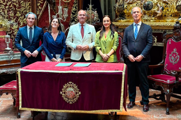 Firma del convenio de colaboración entre la Hermandad del Gran Poder y Fundación CaixaBank en Sevilla.