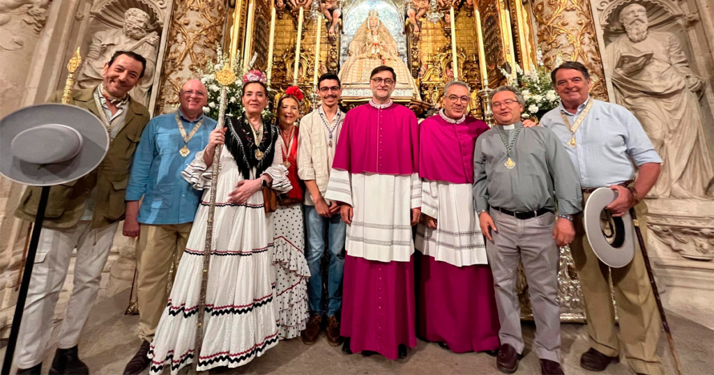 La Hermandad del Rocío de Sevilla realiza una ofrenda floral ante la Virgen de los Reyes antes de iniciar el camino hacia la aldea del Rocío.