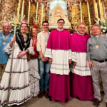 La Hermandad del Rocío de Sevilla realiza una ofrenda floral ante la Virgen de los Reyes antes de iniciar el camino hacia la aldea del Rocío.