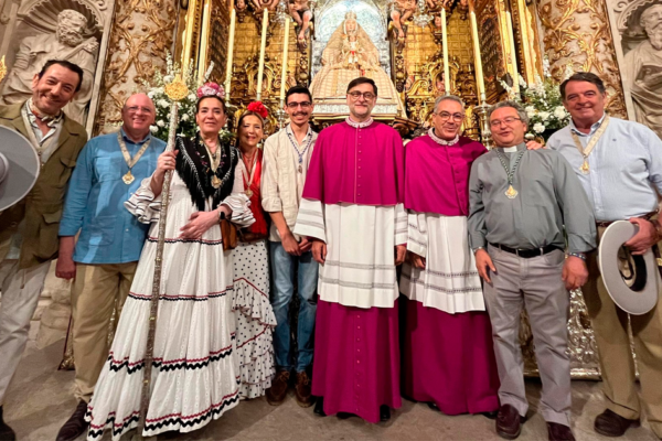La Hermandad del Rocío de Sevilla realiza una ofrenda floral ante la Virgen de los Reyes antes de iniciar el camino hacia la aldea del Rocío.