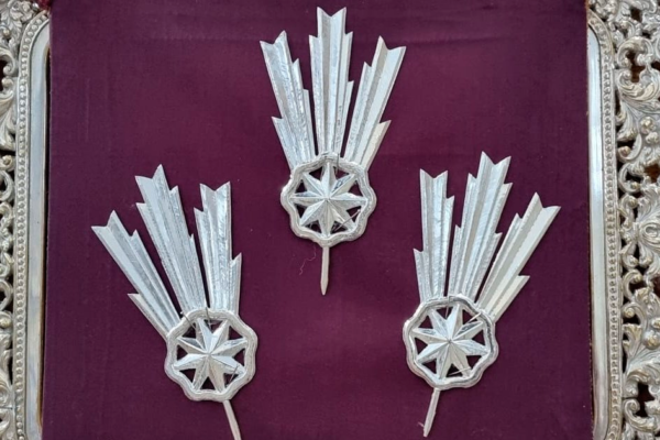 Entrega de las potencias plateadas donadas por la Hermandad del Amor a la Hermandad de la Sagrada Cena de Sevilla.