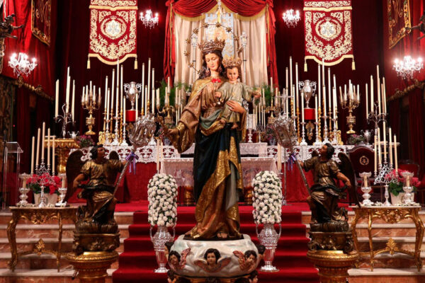 Cartel de cultos de María Auxiliadora Coronada 2026 con motivo del LXXII aniversario de su Coronación Canónica en Sevilla.